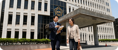 진술의 주도권을 쥐는 밀착 동행